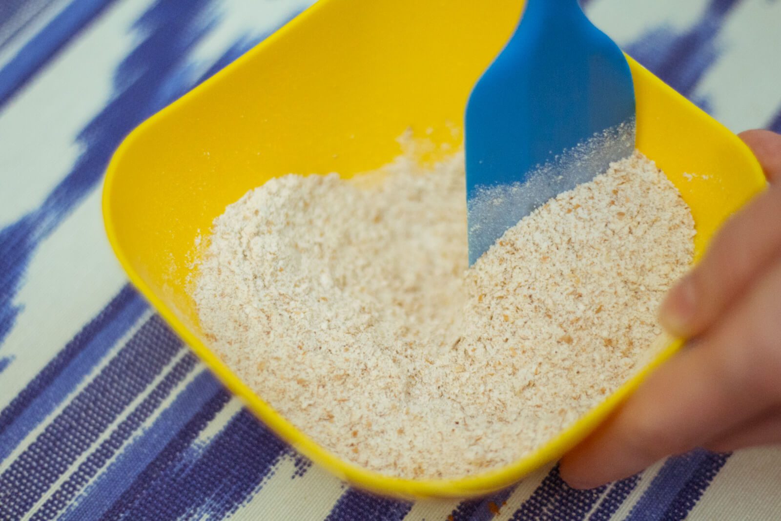 Mix 40 g whole wheat flour, 20 g plain (all-purpose) flour, 0.33 g salt and 1 g cinnamon.