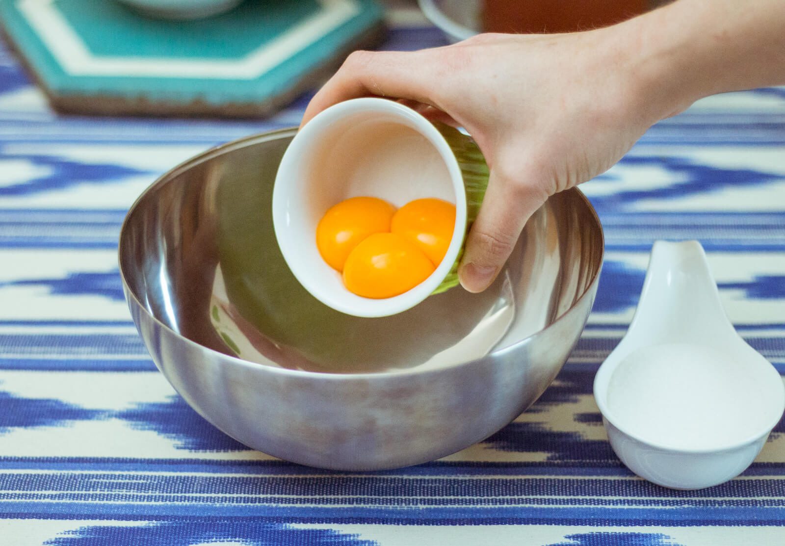 Mix 3 egg yolks, 70 g of sugar and 50 g of lime juice in a medium-sized bowl.